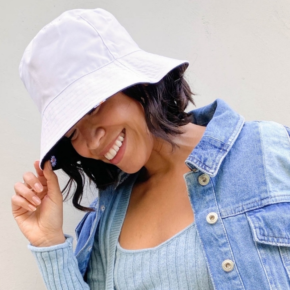 Alice + Olivia Reversible Daisy Bucket Hat - Picture 3 of 8